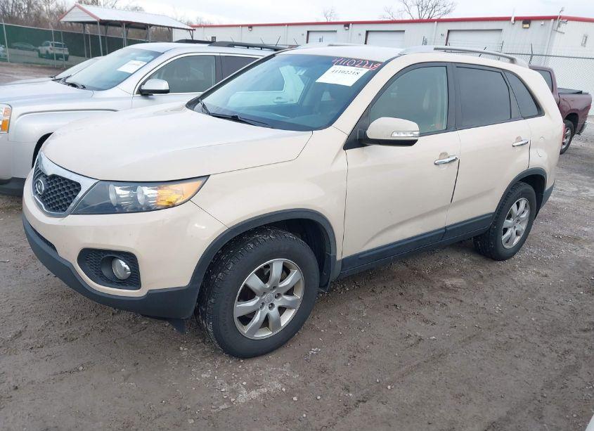 Photo 2 of 2011 Kia Sorento LX (VIN 5XYKT3A10BG105188)