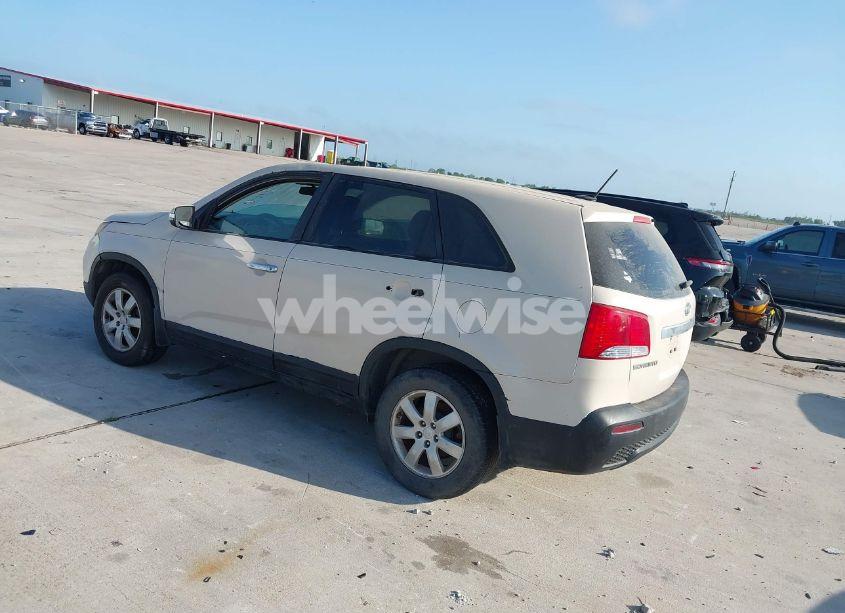 Photo 3 of 2011 Kia Sorento LX (VIN 5XYKT3A10BG153435)