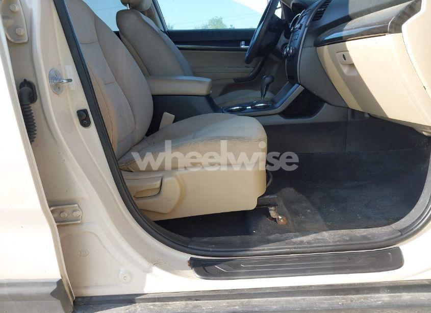 Photo 5 of 2011 Kia Sorento LX (VIN 5XYKT3A10BG153435)