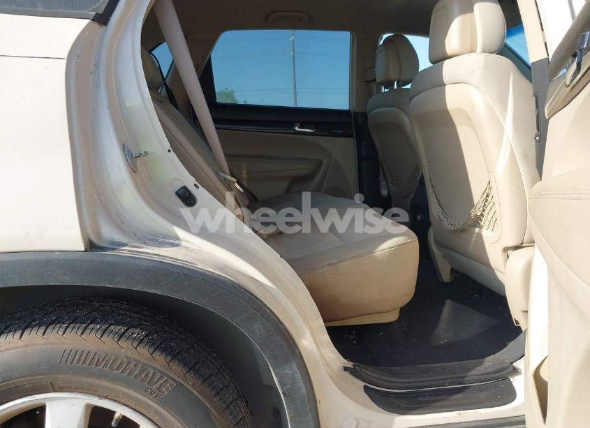Photo 8 of 2011 Kia Sorento LX (VIN 5XYKT3A10BG153435)