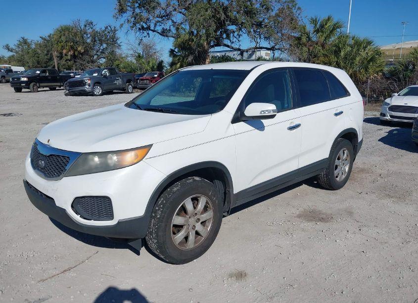 Photo 2 of 2011 Kia Sorento LX (VIN 5XYKT3A10BG176410)