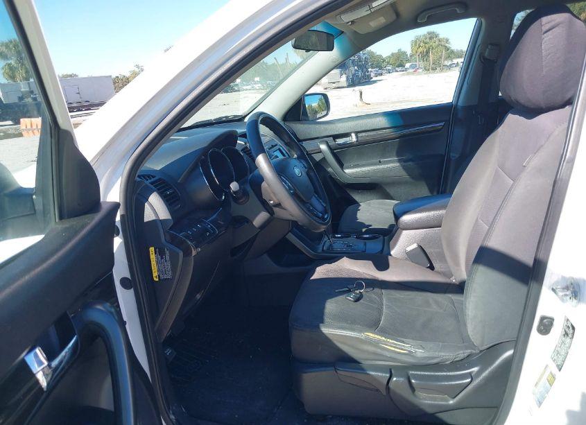 Photo 5 of 2011 Kia Sorento LX (VIN 5XYKT3A10BG176410)