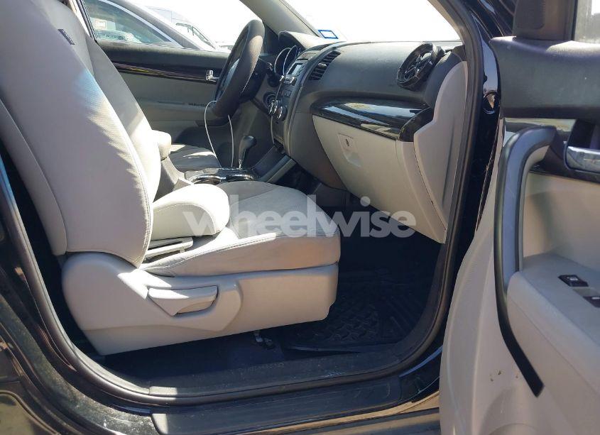 Photo 5 of 2011 Kia Sorento LX (VIN 5XYKT3A10BG181770)