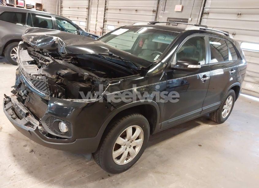 Photo 2 of 2011 Kia Sorento LX (VIN 5XYKT3A10BG182823)