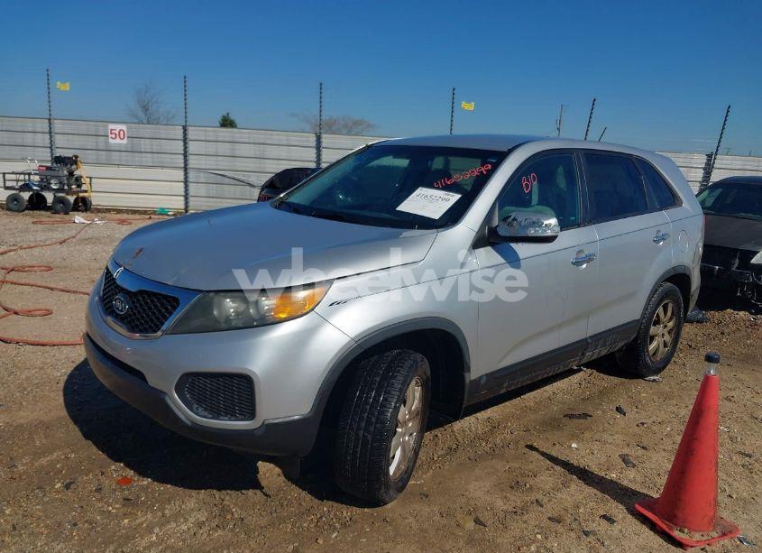 Photo 2 of 2012 Kia Sorento LX (VIN 5XYKT3A10CG199591)