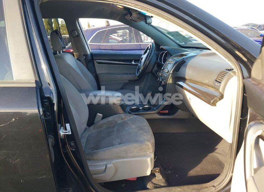 Photo 5 of 2012 Kia Sorento LX (VIN 5XYKT3A10CG284303)