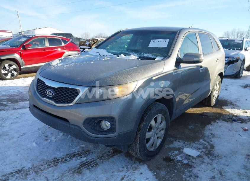 Photo 2 of 2013 Kia Sorento LX (VIN 5XYKT3A10DG413996)