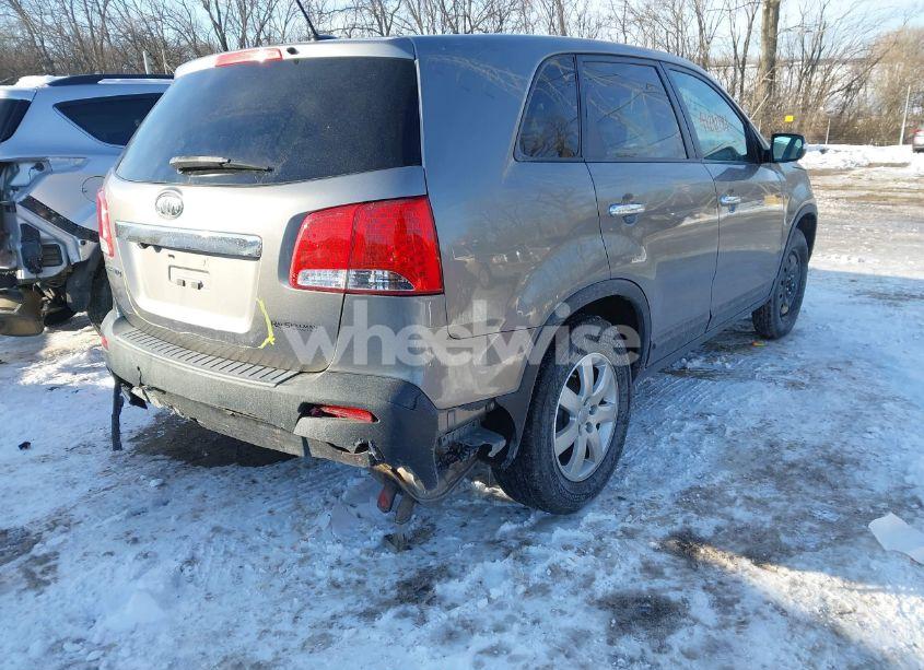 Photo 4 of 2013 Kia Sorento LX (VIN 5XYKT3A10DG413996)