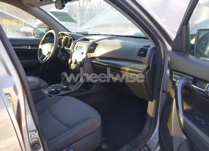 Photo 5 of 2013 Kia Sorento LX (VIN 5XYKT3A10DG413996)