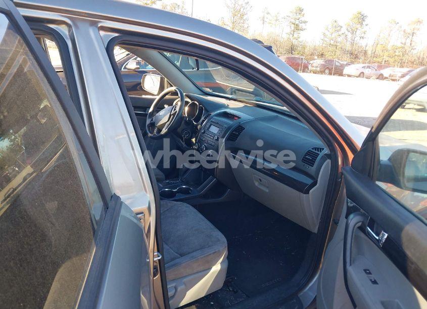 Photo 5 of 2011 Kia Sorento LX (VIN 5XYKT3A11BG036219)