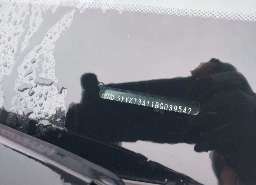 Photo 9 of 2011 Kia Sorento LX (VIN 5XYKT3A11BG039542)