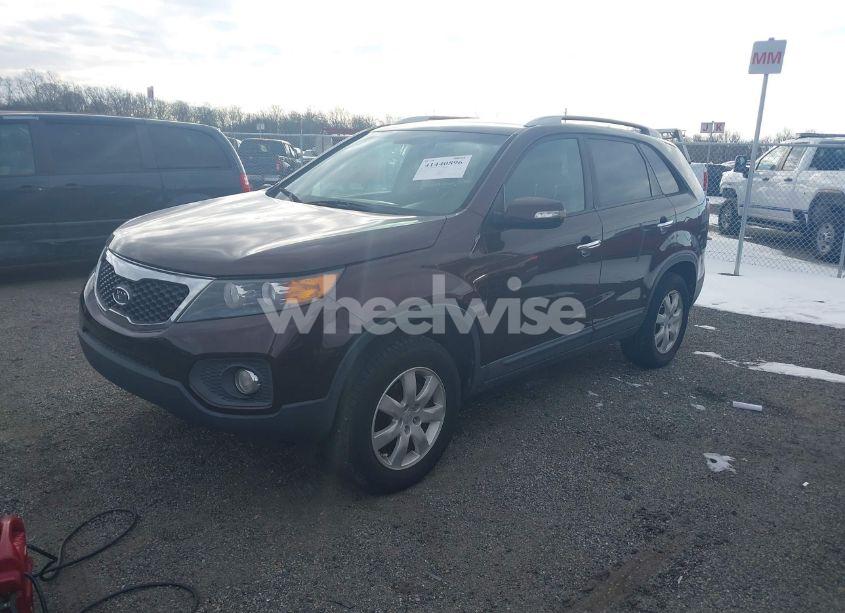 Photo 2 of 2011 Kia Sorento LX (VIN 5XYKT3A11BG045860)
