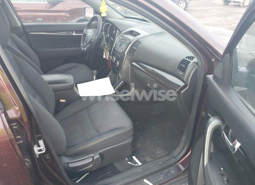 Photo 5 of 2011 Kia Sorento LX (VIN 5XYKT3A11BG045860)