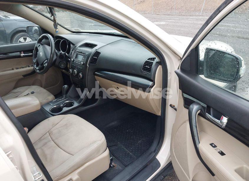Photo 5 of 2011 Kia Sorento LX (VIN 5XYKT3A11BG048614)