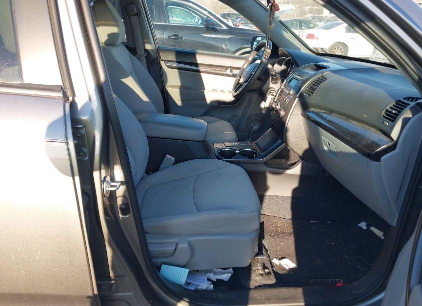 Photo 5 of 2011 Kia Sorento LX (VIN 5XYKT3A11BG172401)