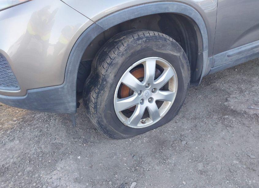 Photo 6 of 2011 Kia Sorento LX (VIN 5XYKT3A11BG172401)