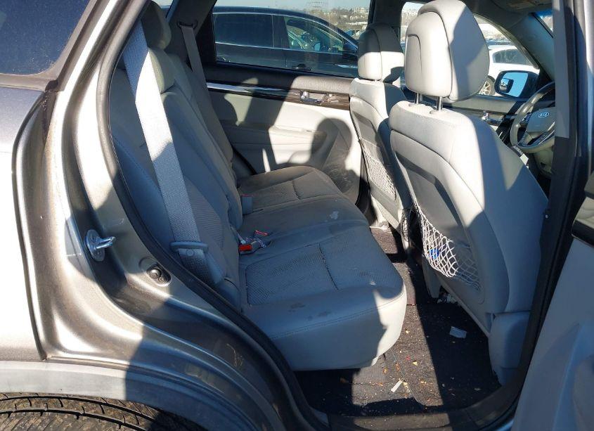 Photo 8 of 2011 Kia Sorento LX (VIN 5XYKT3A11BG172401)