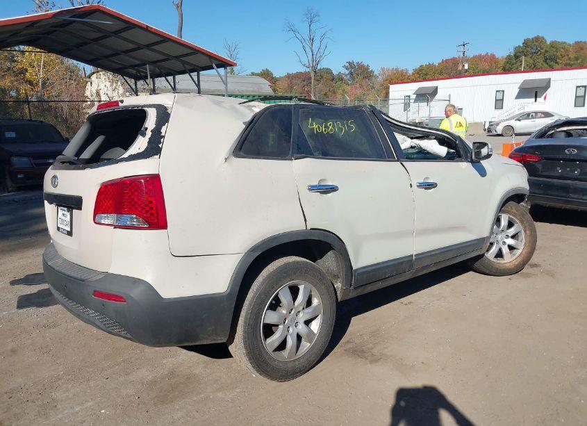 Photo 4 of 2011 Kia Sorento LX (VIN 5XYKT3A11BG173984)