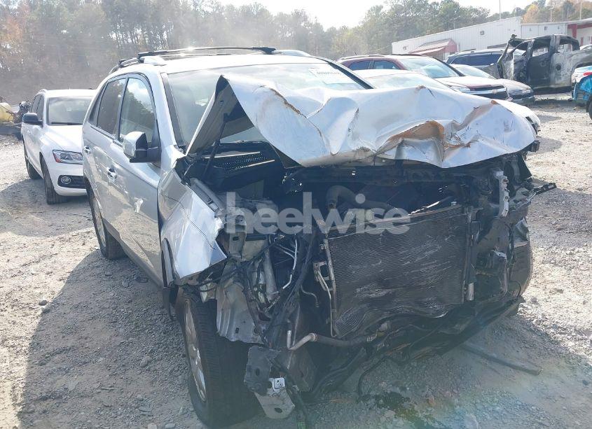 2011 Kia Sorento LX (VIN 5XYKT3A11BG176173) main photo