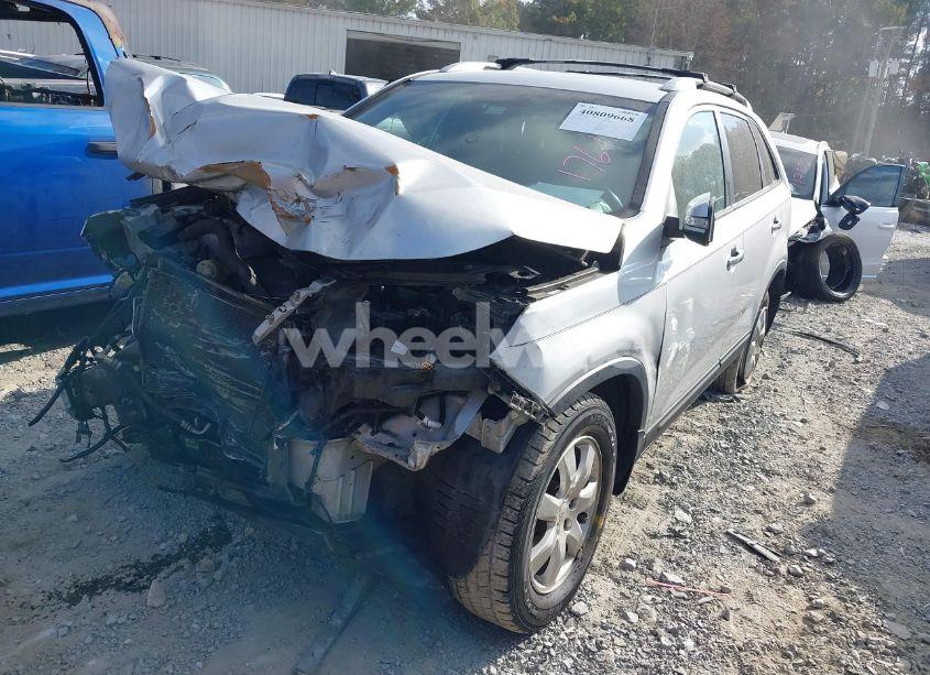 Photo 2 of 2011 Kia Sorento LX (VIN 5XYKT3A11BG176173)