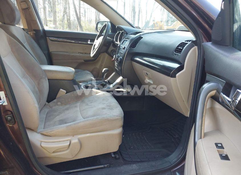 Photo 5 of 2011 Kia Sorento LX (VIN 5XYKT3A11BG182104)