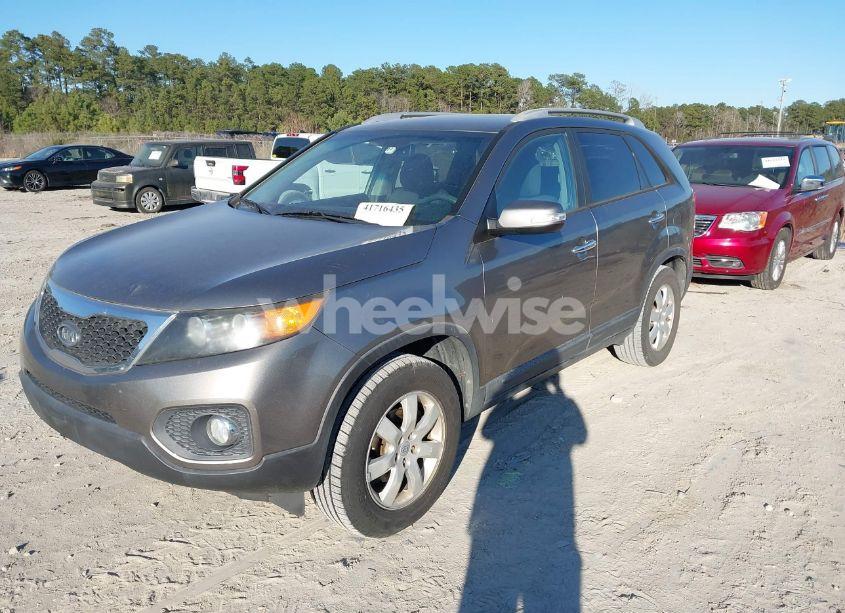 Photo 2 of 2011 Kia Sorento LX (VIN 5XYKT3A11BG185097)