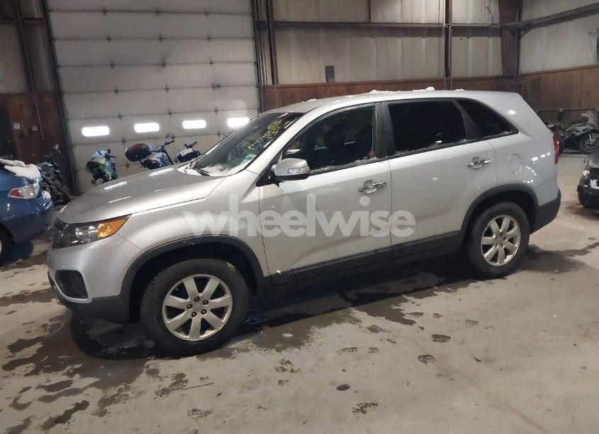 Photo 2 of 2012 Kia Sorento LX (VIN 5XYKT3A11CG212719)