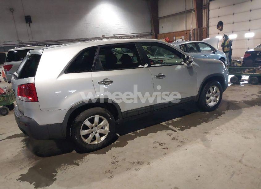 Photo 4 of 2012 Kia Sorento LX (VIN 5XYKT3A11CG212719)