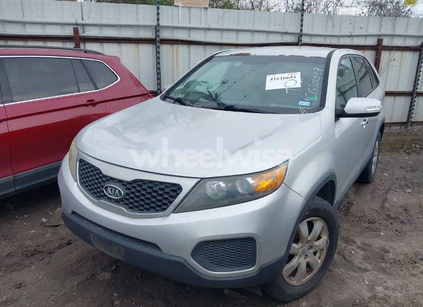 Photo 2 of 2012 Kia Sorento LX (VIN 5XYKT3A11CG301027)