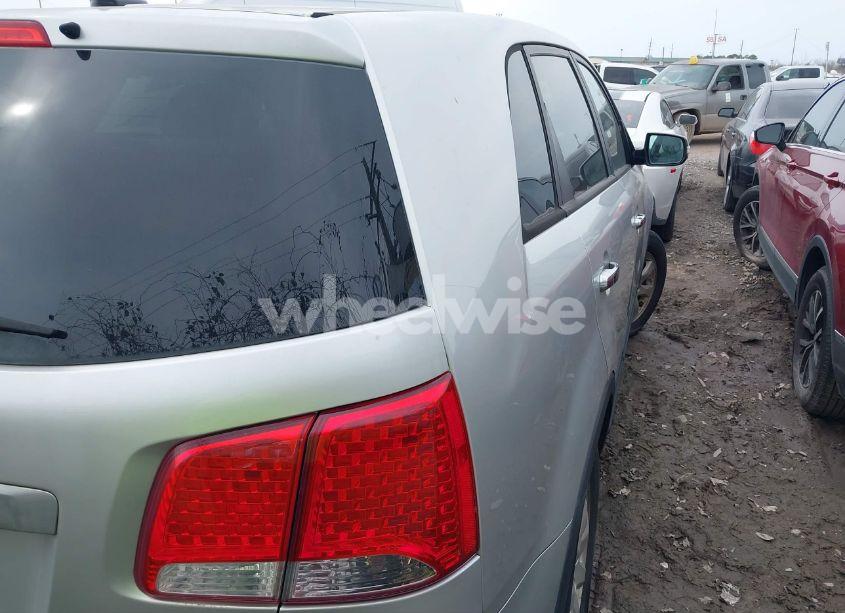 Photo 4 of 2012 Kia Sorento LX (VIN 5XYKT3A11CG301027)