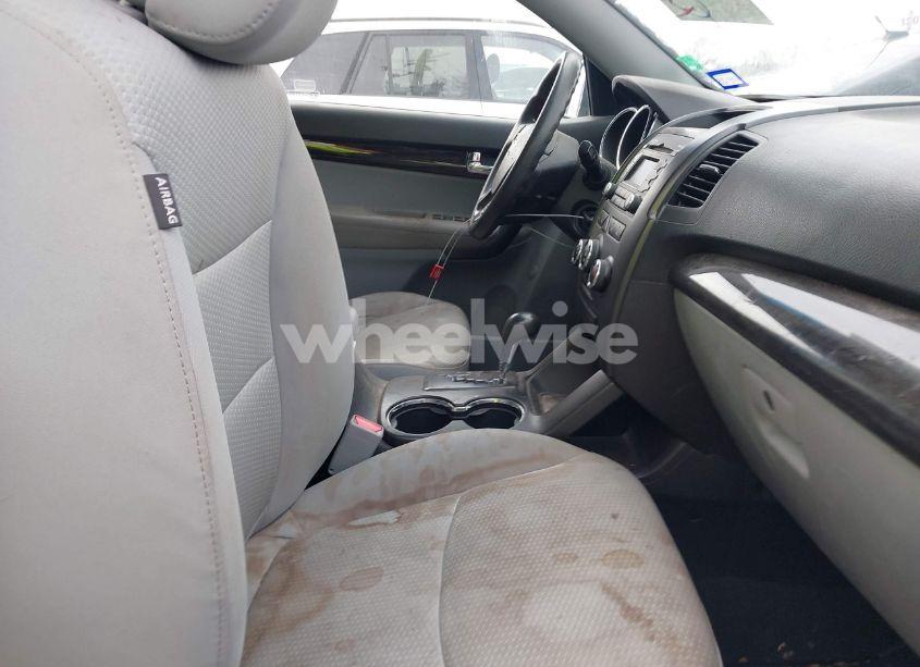 Photo 5 of 2012 Kia Sorento LX (VIN 5XYKT3A11CG301027)