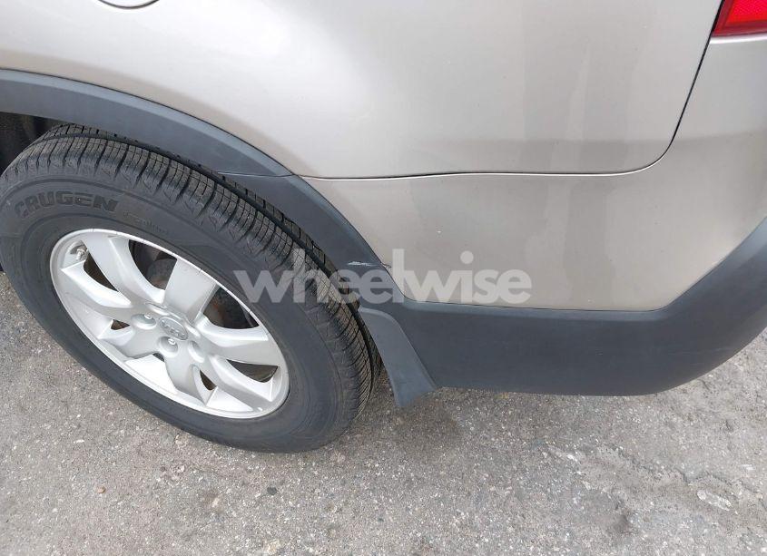 Photo 12 of 2013 Kia Sorento LX (VIN 5XYKT3A11DG399543)