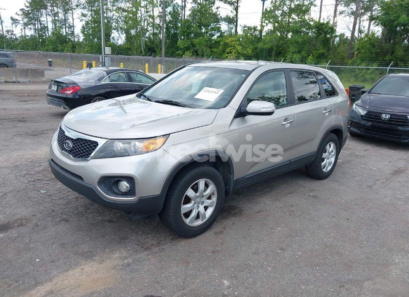 Photo 2 of 2013 Kia Sorento LX (VIN 5XYKT3A11DG399543)