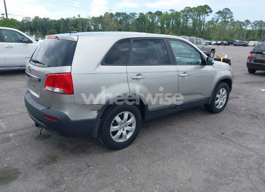 Photo 4 of 2013 Kia Sorento LX (VIN 5XYKT3A11DG399543)