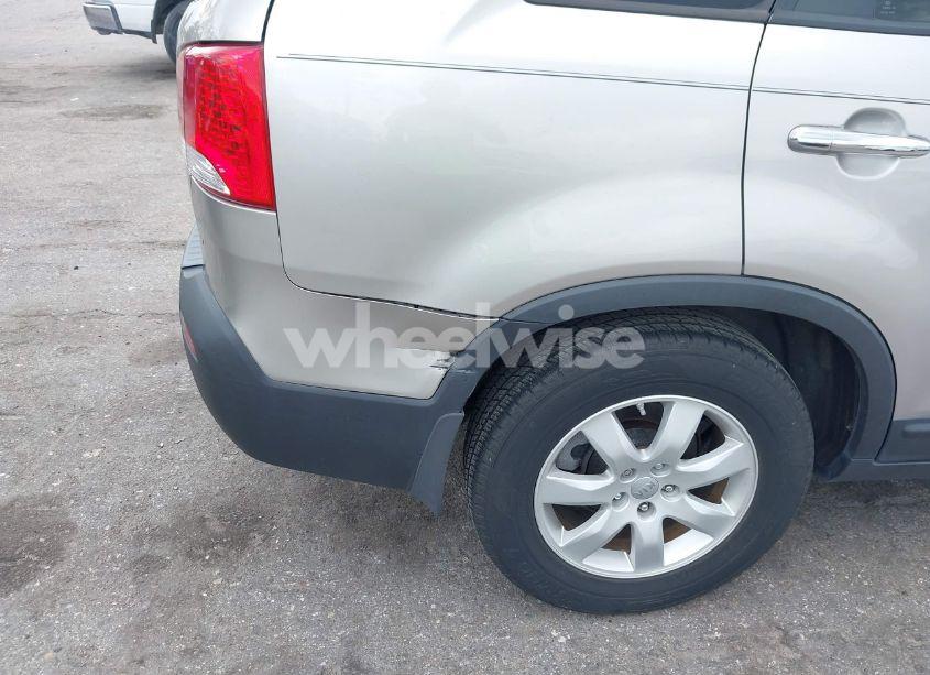 Photo 6 of 2013 Kia Sorento LX (VIN 5XYKT3A11DG399543)