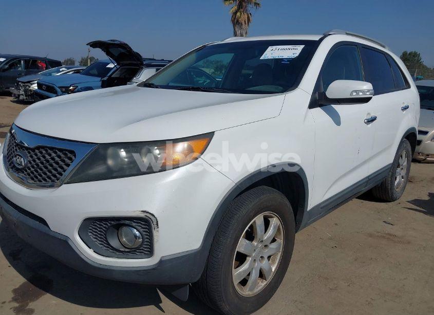 Photo 2 of 2011 Kia Sorento LX (VIN 5XYKT3A12BG001463)