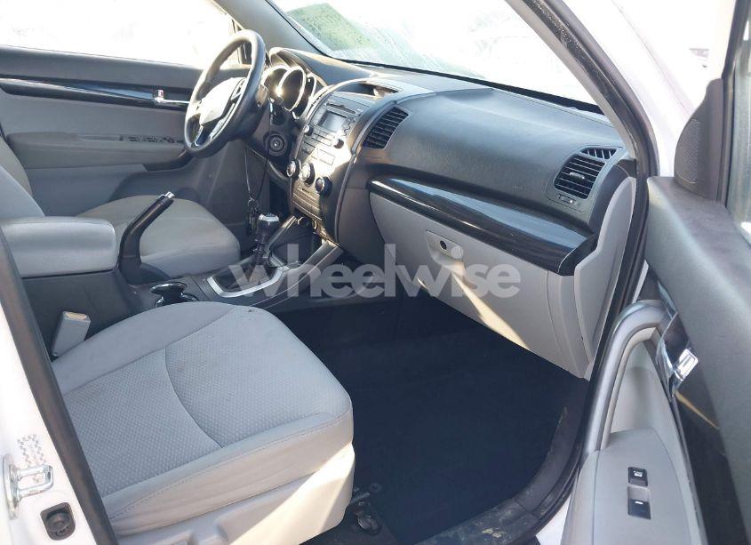 Photo 5 of 2011 Kia Sorento (VIN 5XYKT3A12BG012740)