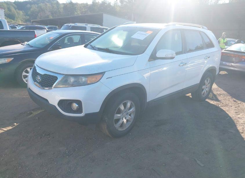 Photo 2 of 2011 Kia Sorento LX (VIN 5XYKT3A12BG013838)