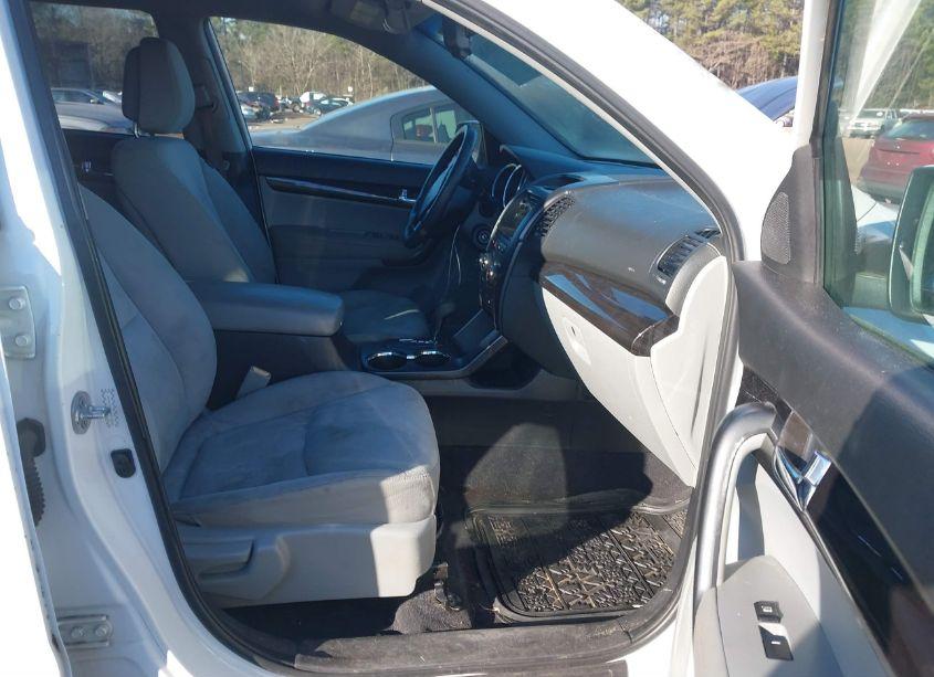 Photo 5 of 2011 Kia Sorento LX (VIN 5XYKT3A12BG013838)