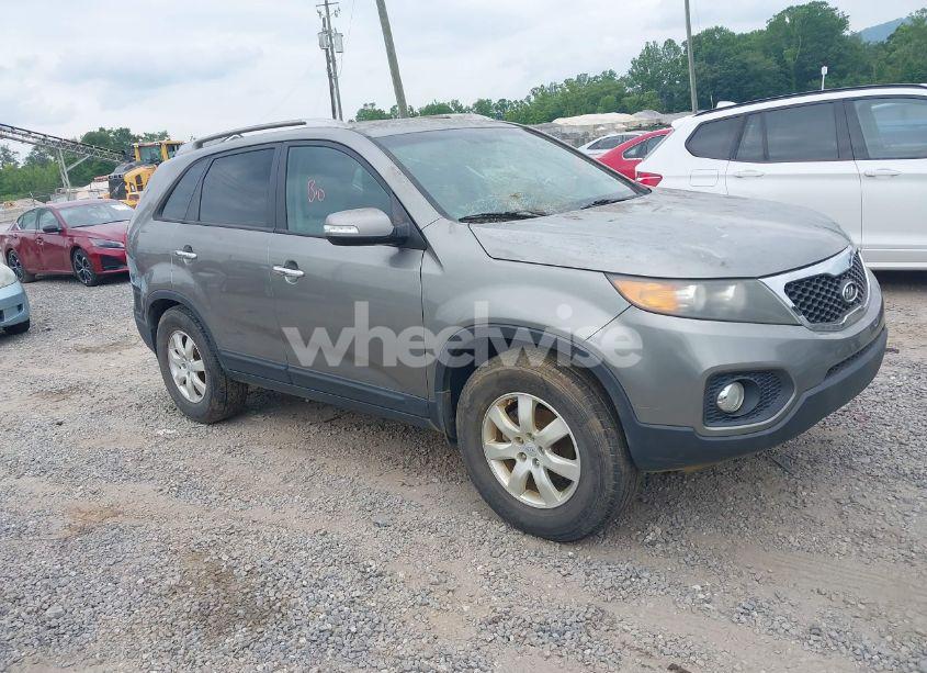 2011 Kia Sorento LX (VIN 5XYKT3A12BG053370) main photo