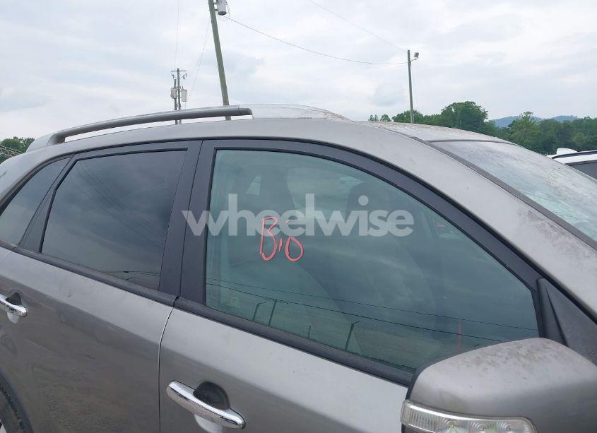 Photo 14 of 2011 Kia Sorento LX (VIN 5XYKT3A12BG053370)