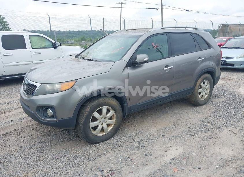 Photo 2 of 2011 Kia Sorento LX (VIN 5XYKT3A12BG053370)