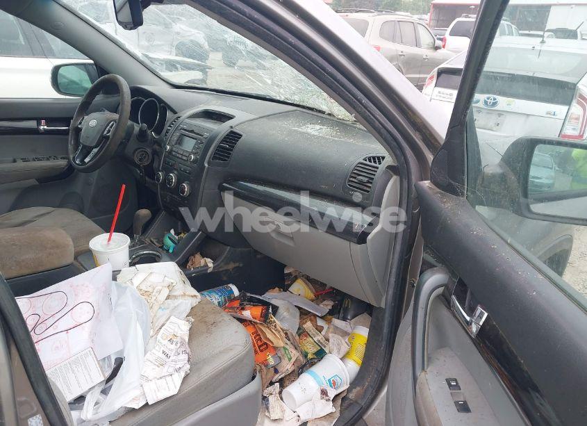 Photo 5 of 2011 Kia Sorento LX (VIN 5XYKT3A12BG053370)