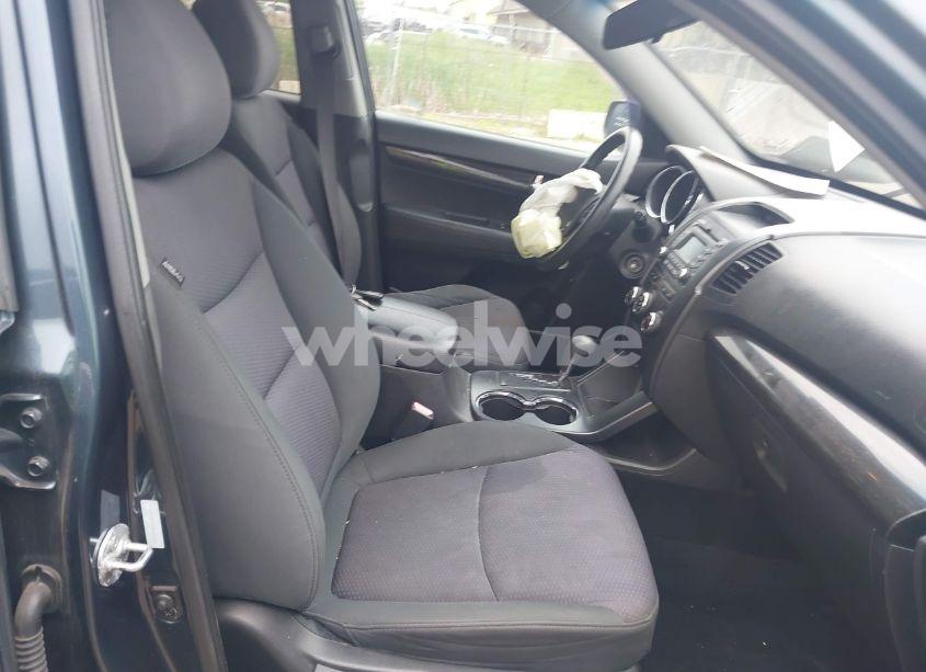 Photo 5 of 2011 Kia Sorento LX (VIN 5XYKT3A12BG165280)