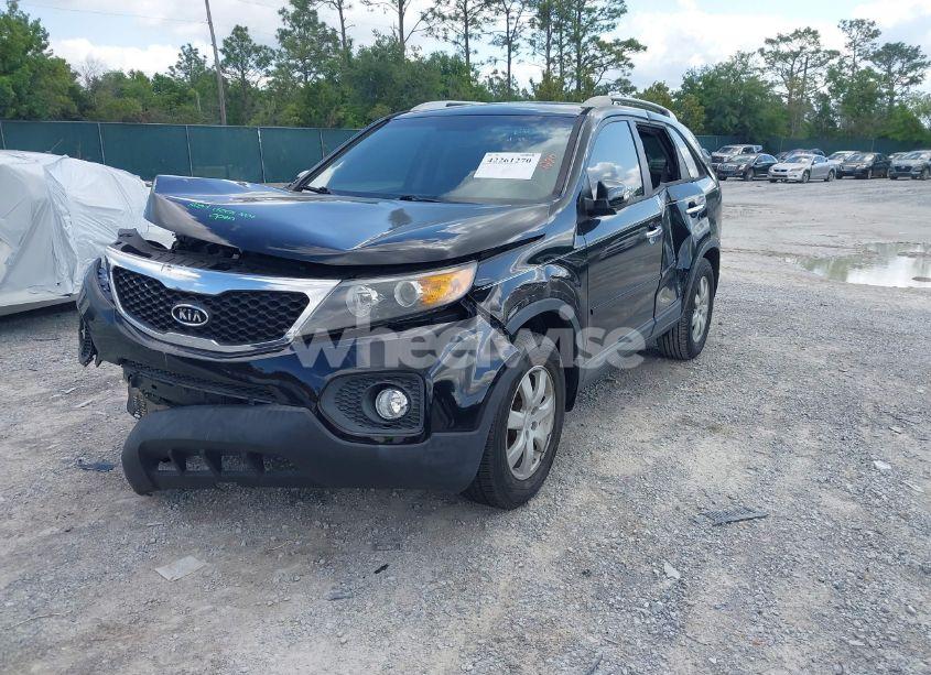 Photo 2 of 2011 Kia Sorento LX (VIN 5XYKT3A12BG174173)