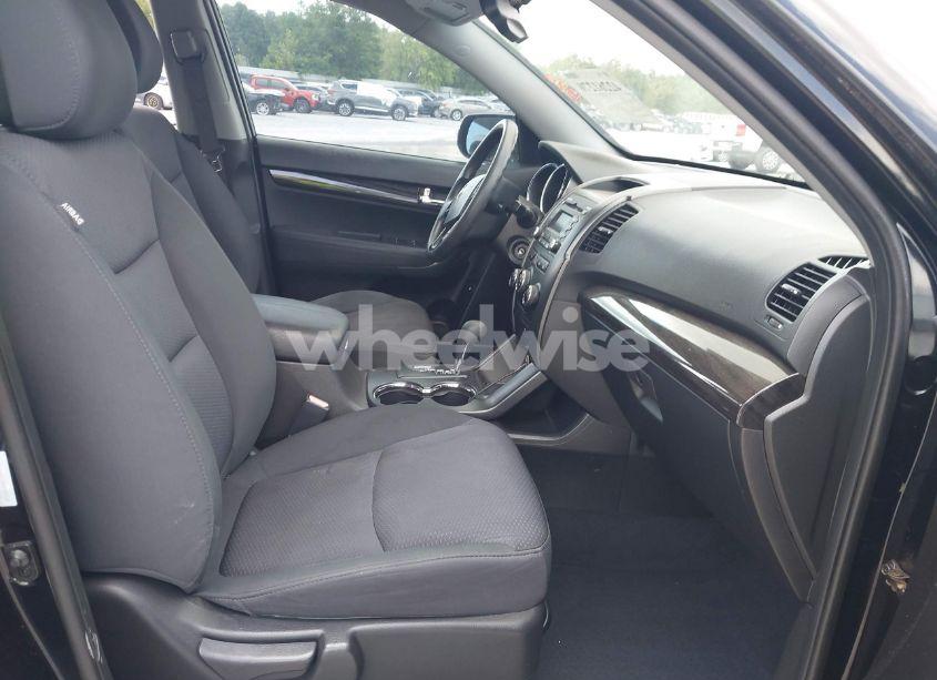 Photo 5 of 2011 Kia Sorento LX (VIN 5XYKT3A12BG174173)