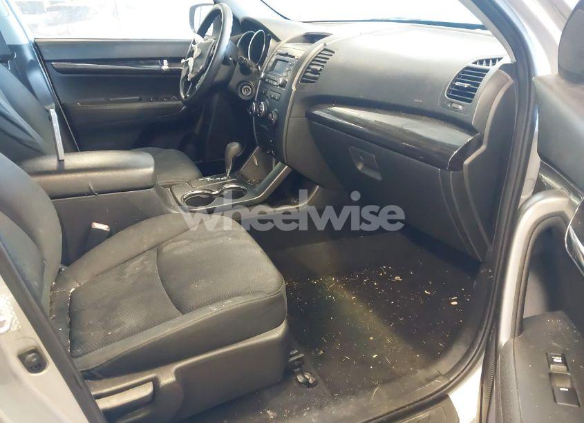 Photo 5 of 2011 Kia Sorento LX (VIN 5XYKT3A13BG090685)