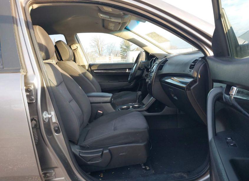 Photo 5 of 2011 Kia Sorento LX (VIN 5XYKT3A13BG113169)