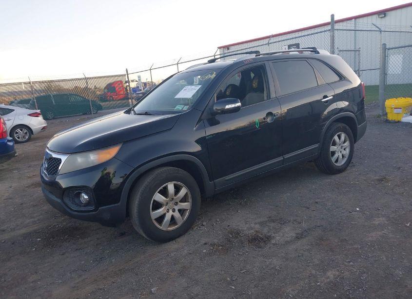 Photo 2 of 2011 Kia Sorento LX (VIN 5XYKT3A13BG185344)