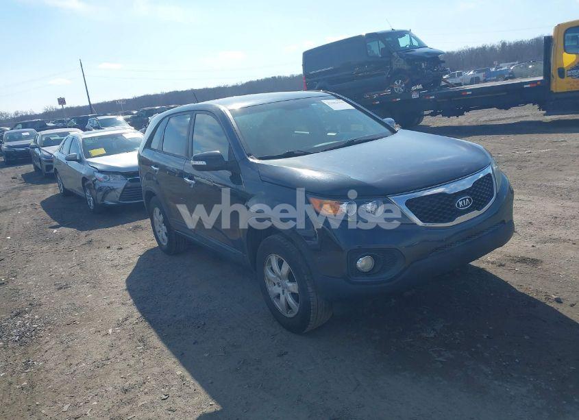 2013 Kia Sorento LX (VIN 5XYKT3A13DG397809) main photo
